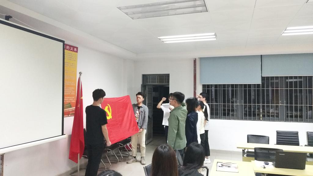 黑料吃瓜网
举行预备党员入党宣誓仪式暨讨论表决发展对象支部大会2.jpg