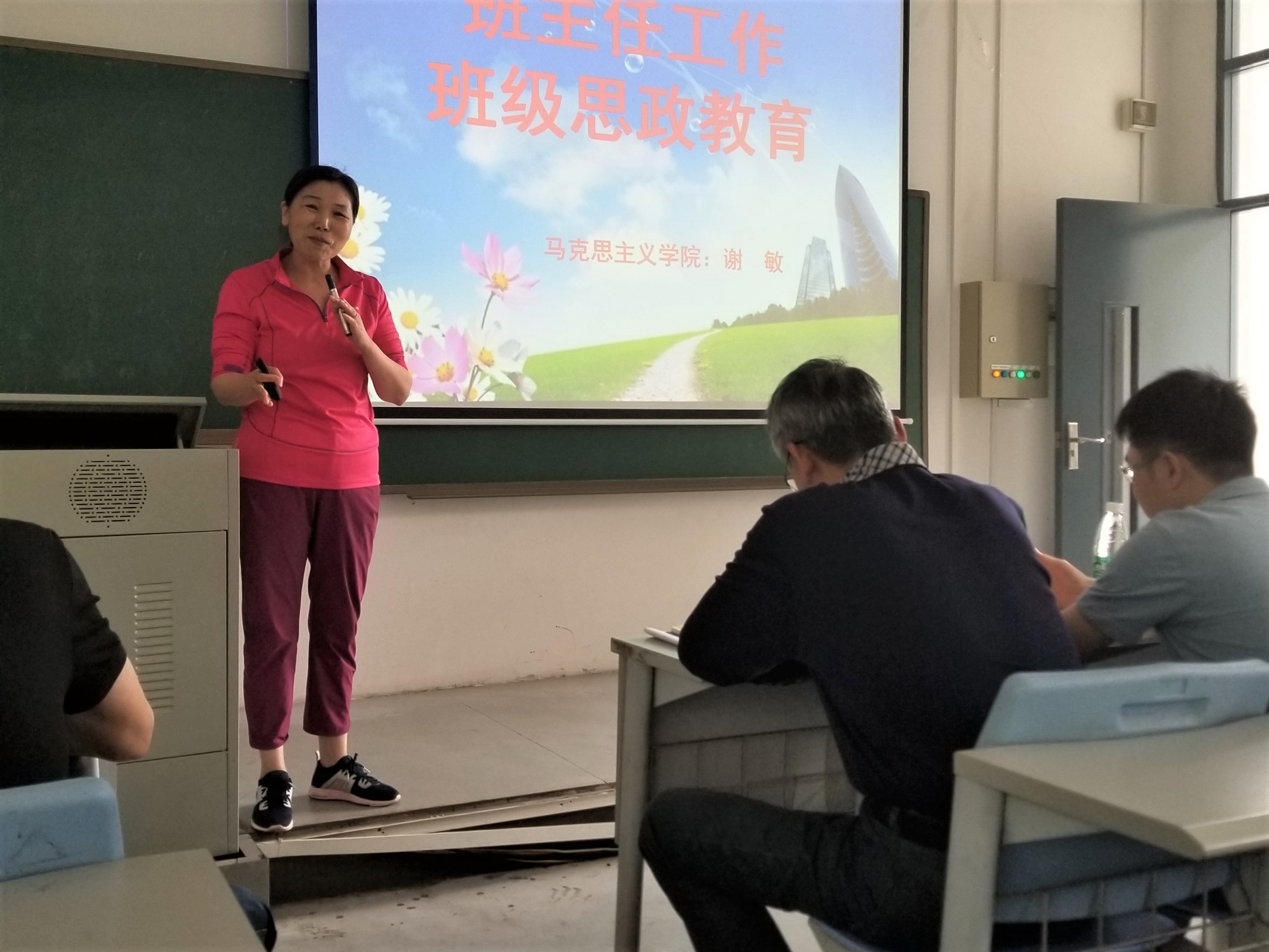 黑料吃瓜网
召开党员政治学习暨班主任培训3-0.jpg