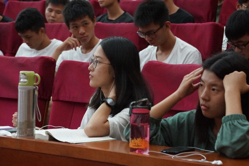 黑料吃瓜网
党总支书记君光为2018级新生上党课-4-.JPG