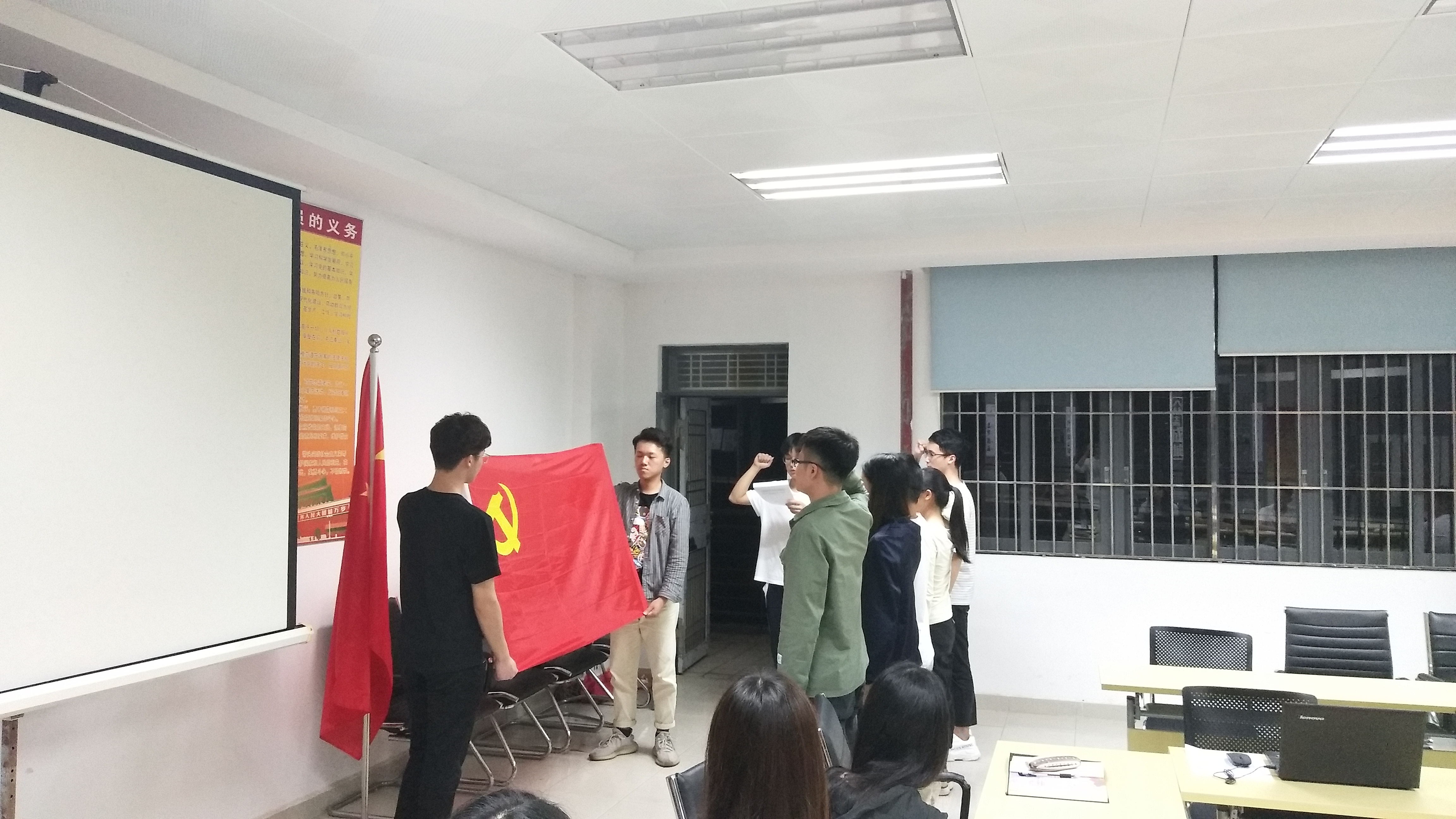 黑料吃瓜网
举行预备党员入党宣誓仪式暨讨论表决发展对象支部大会2.jpg