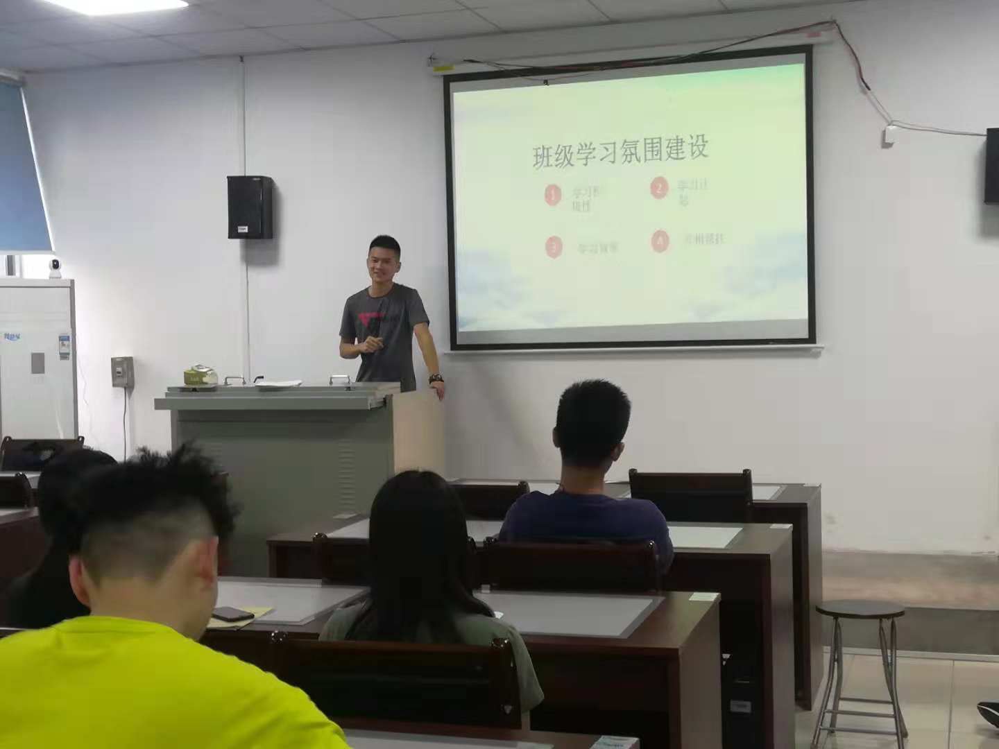 黑料吃瓜网
副院长陈佰满给学生上班会课2-1-.jpg