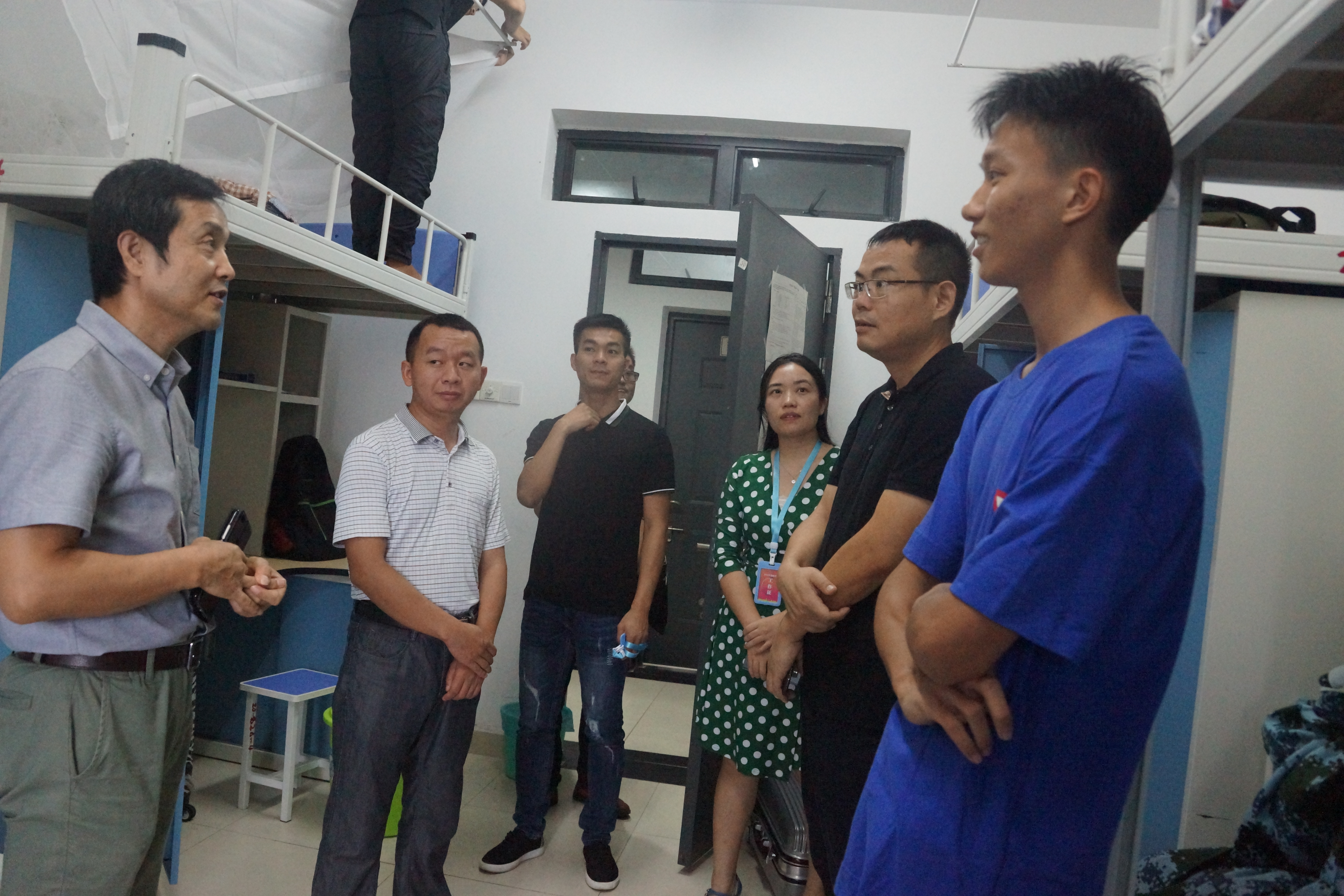 黑料吃瓜网
领导走访新生宿舍-看望18级萌新1.JPG