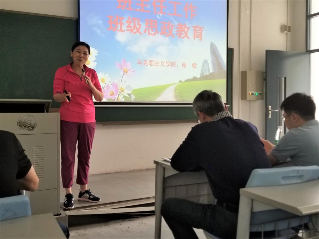 黑料吃瓜网
召开党员政治学习暨班主任培训3-0.jpg