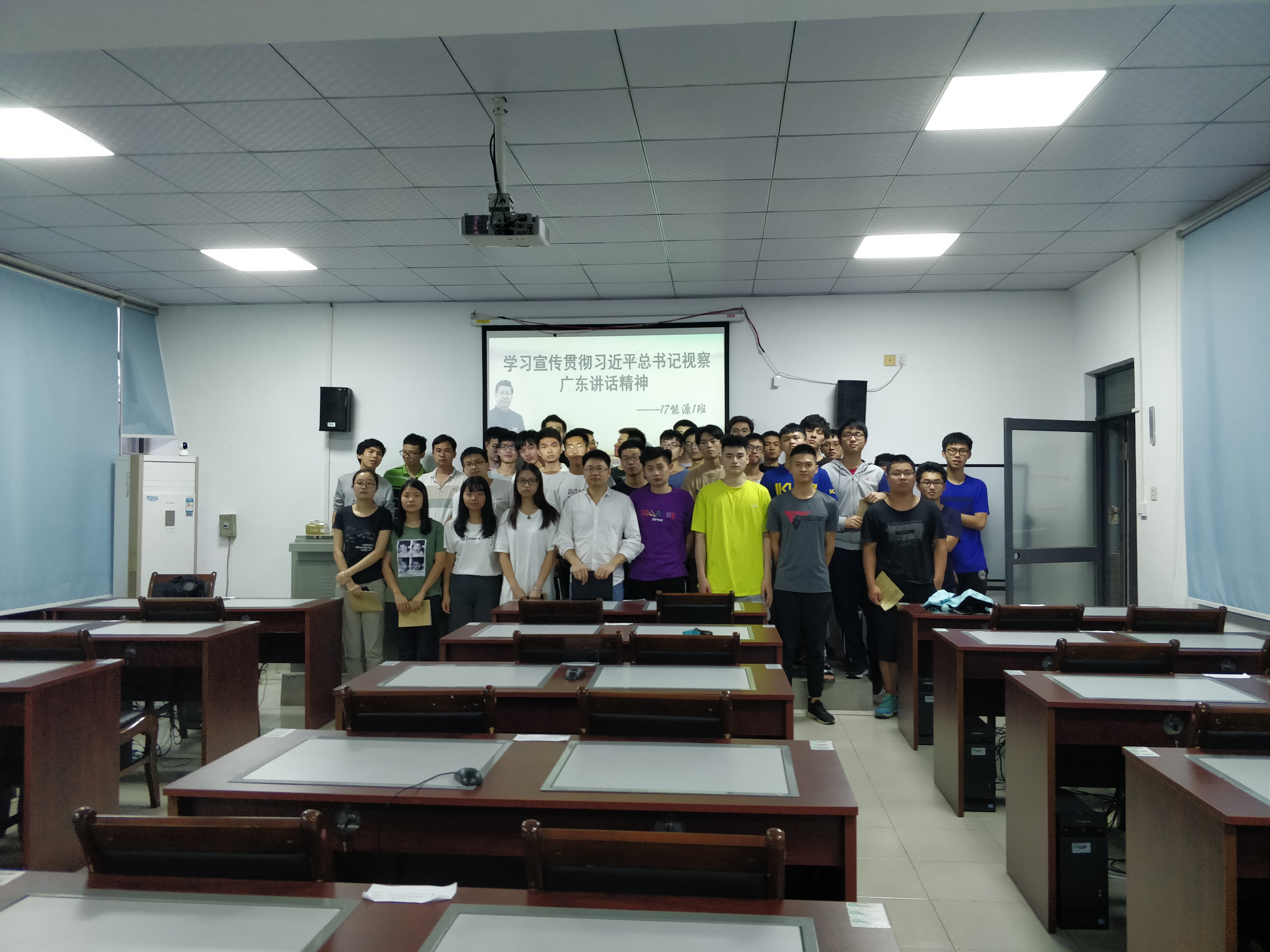 黑料吃瓜网
副院长陈佰满给学生上班会课3.jpg