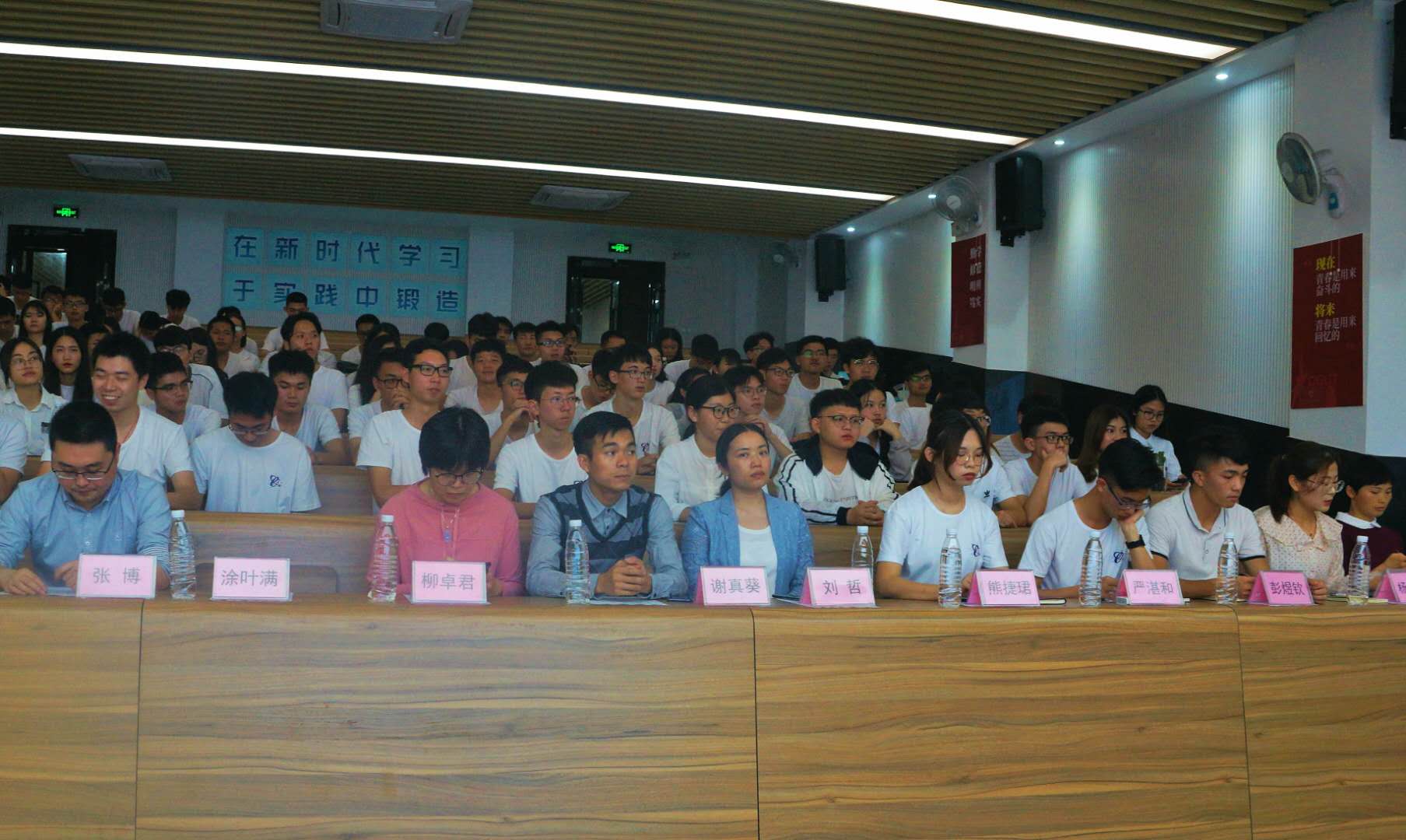 黑料吃瓜网
举行第三届团总支-学生会第二次全体大会6.jpg