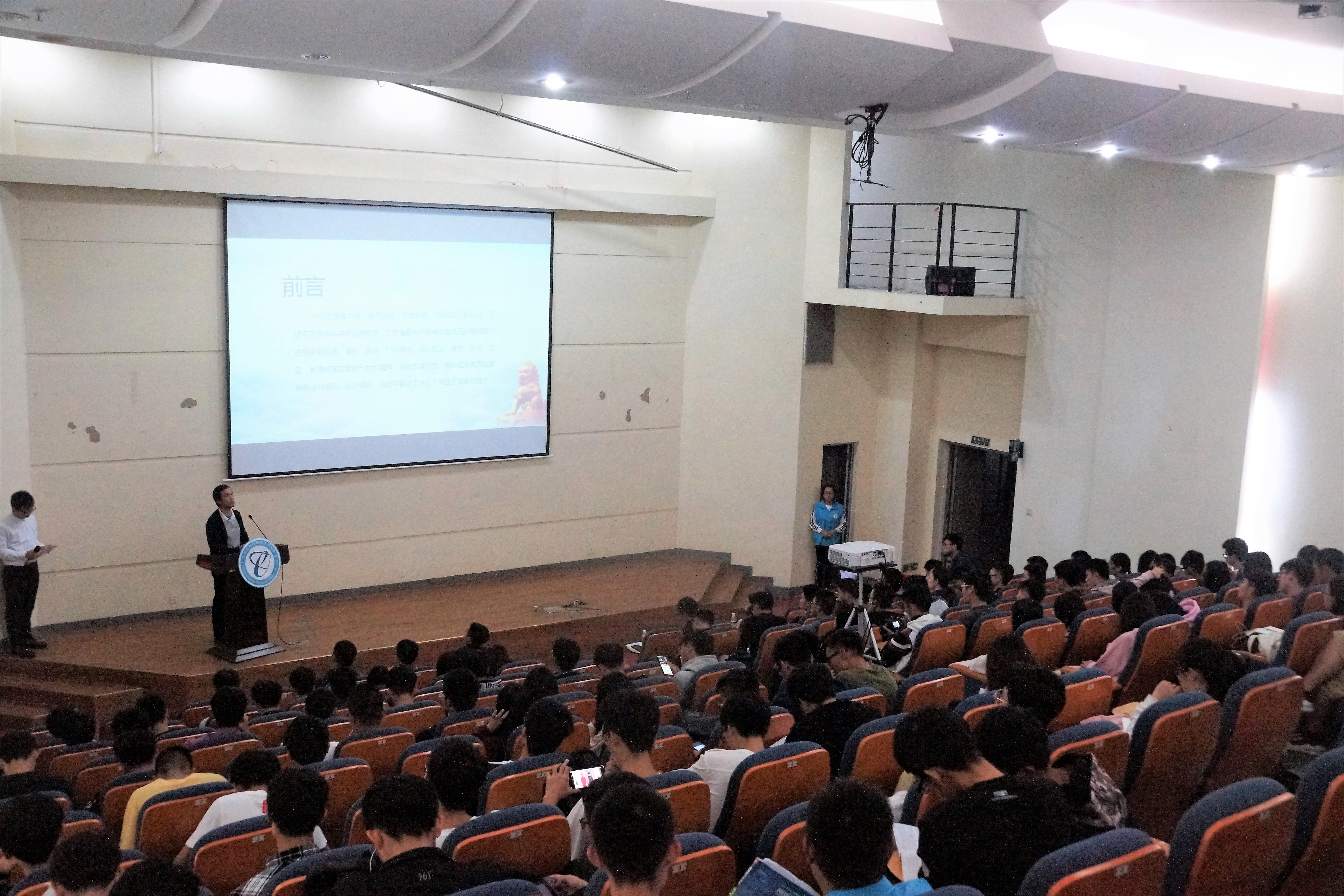 黑料吃瓜网
党总支书记深入学生支部讲党课2.jpg