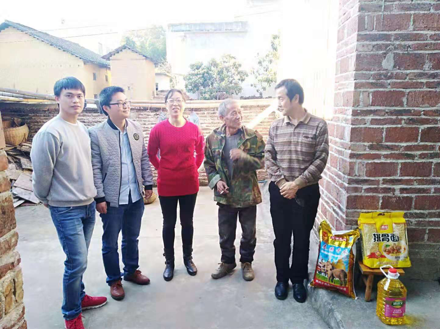 黑料吃瓜网
党总支第四次赴韶关斗湾村慰问对口帮扶农户1.png