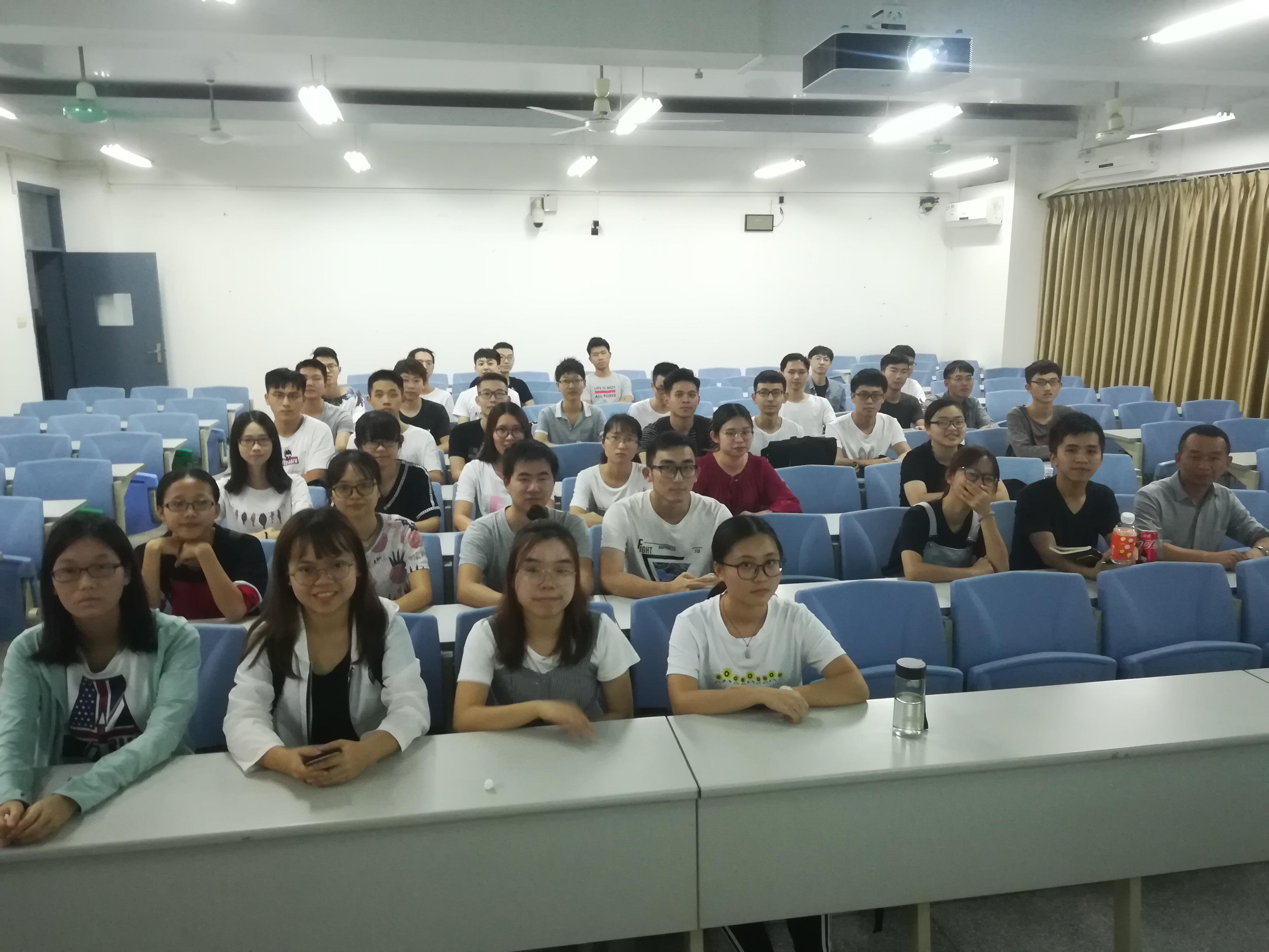 黑料吃瓜网
副院长尹辉斌给学生上班会课3.jpg