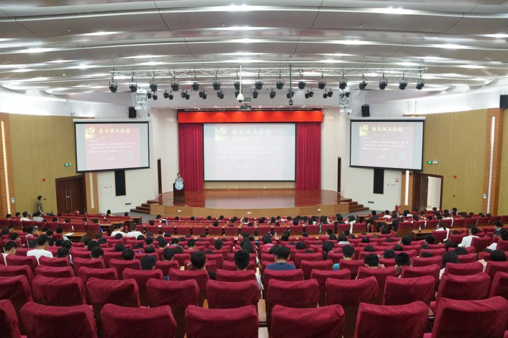 黑料吃瓜网
党总支书记君光为2018级新生上党课-2-.JPG