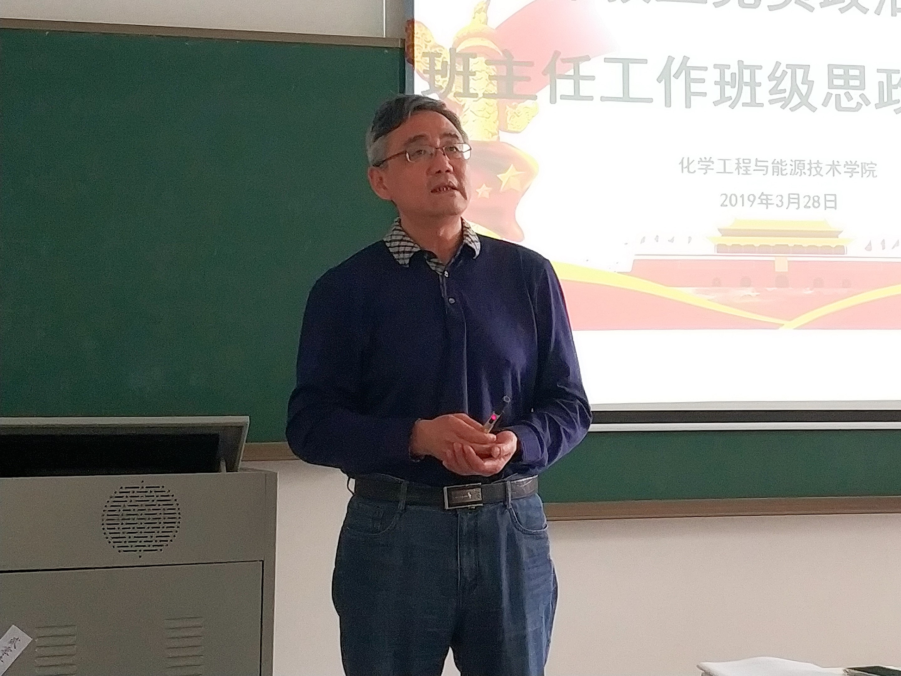 黑料吃瓜网
召开党员政治学习暨班主任培训2.jpg