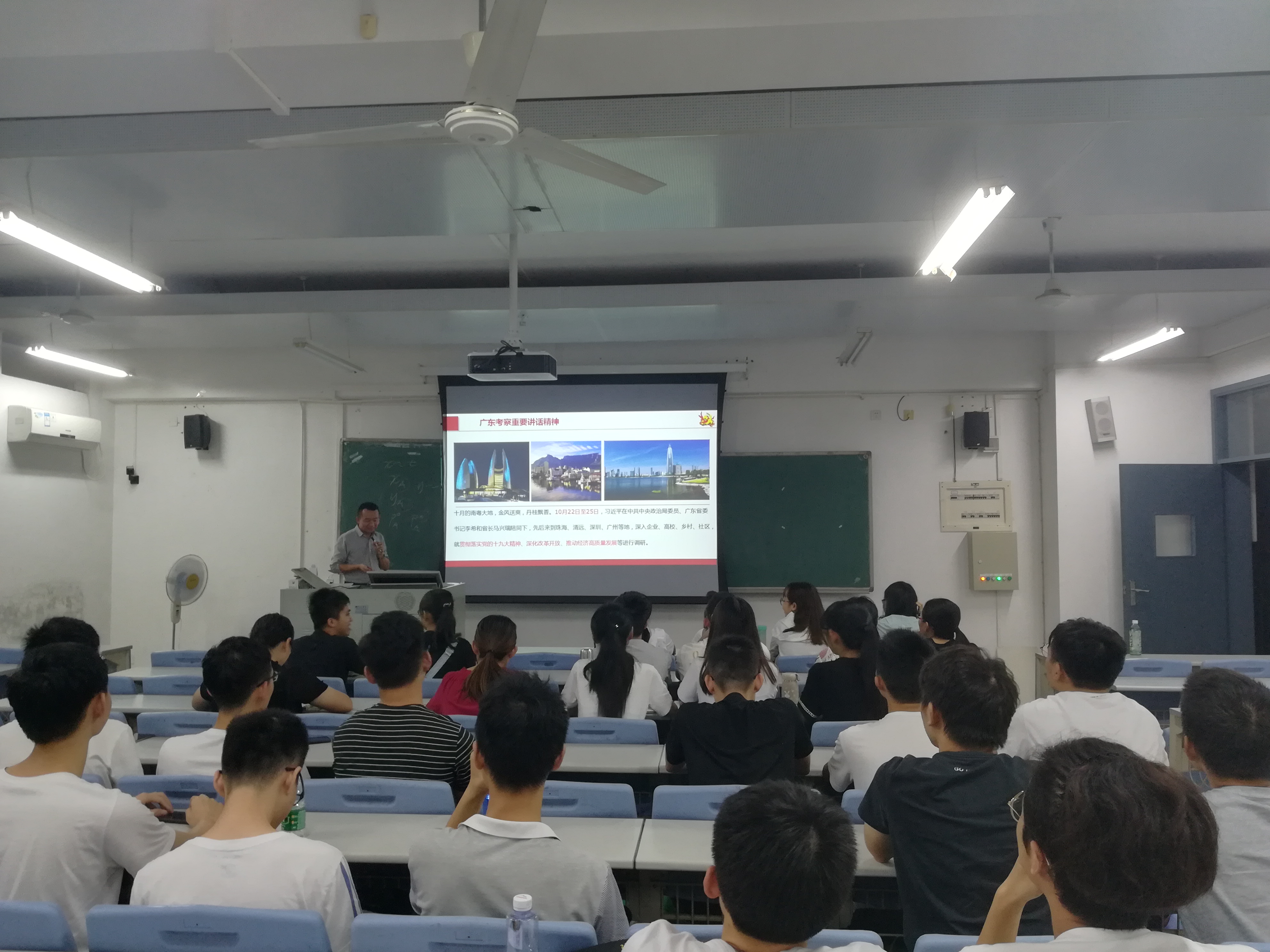 黑料吃瓜网
副院长尹辉斌给学生上班会课2-1-.jpg