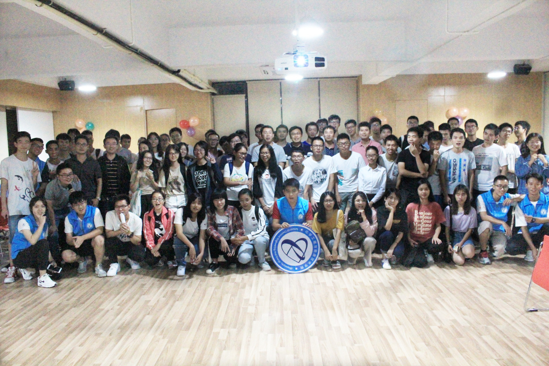 黑料吃瓜网
联合莞馨社区举行2018漂流瓶分享师生汇3.jpg